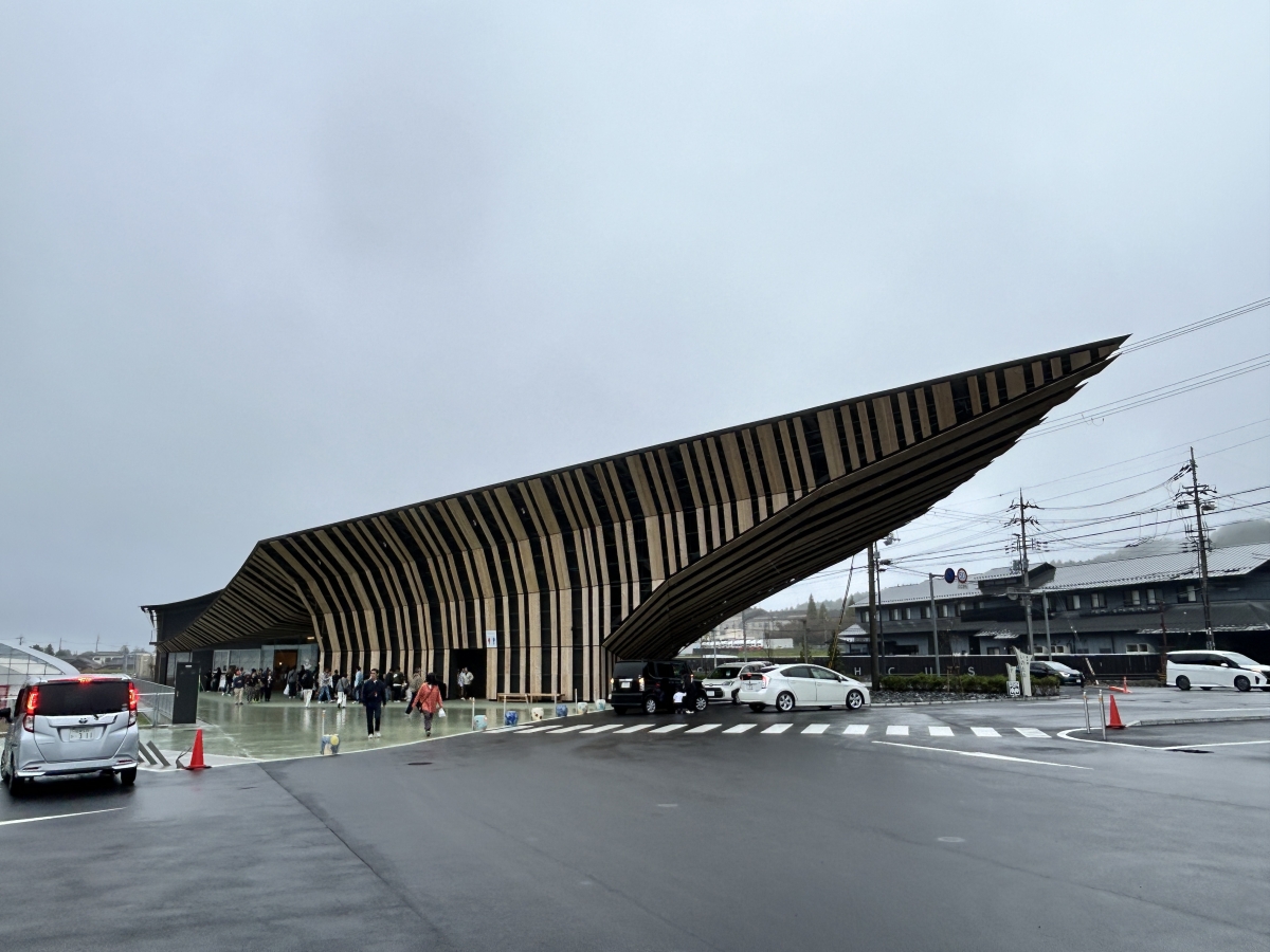 「道の駅あいの土山」隈研吾建築とソフトクリーム盛り放題のひととき